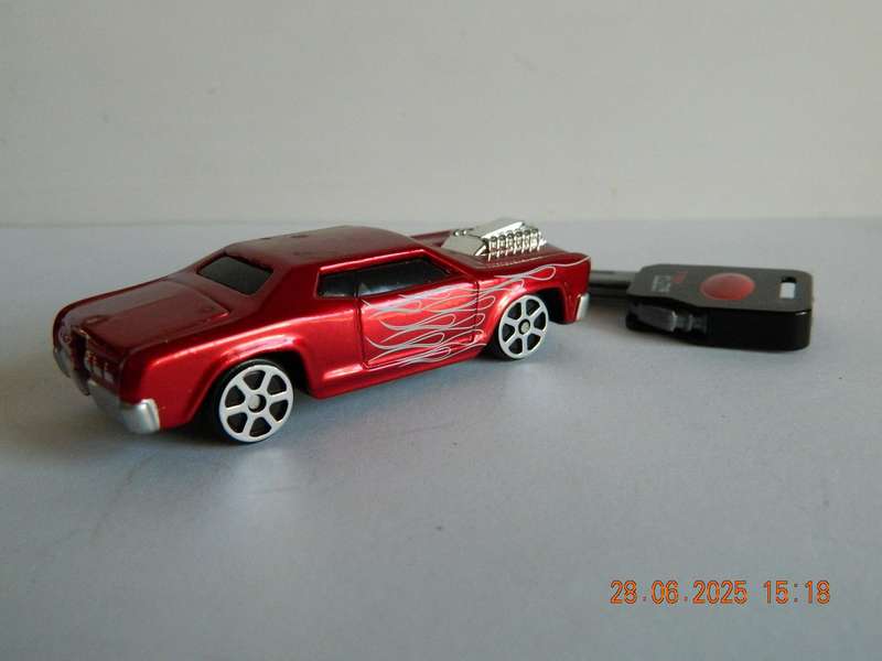 MAISTO -    -  ROSEWOOD  -  BURNING KEY CARS