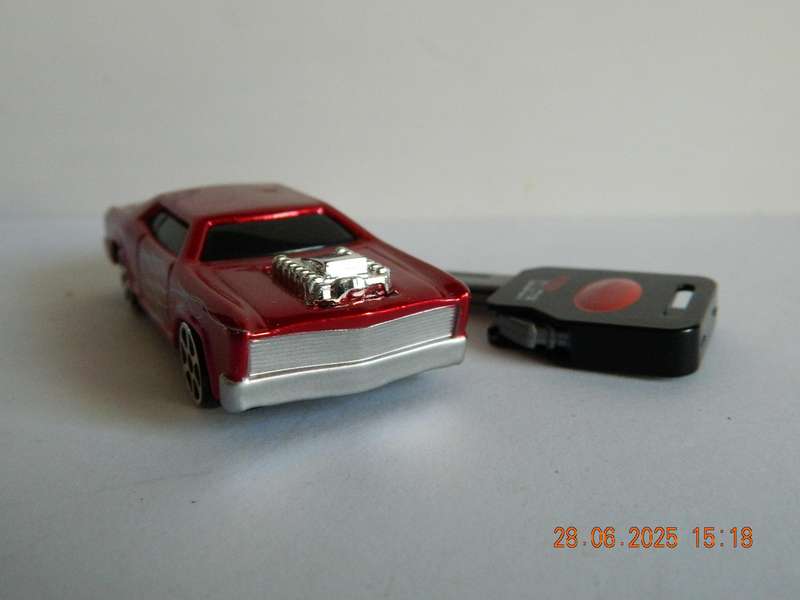 MAISTO -    -  ROSEWOOD  -  BURNING KEY CARS