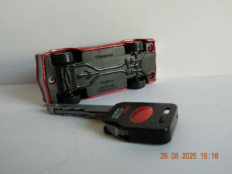MAISTO -    -  ROSEWOOD  -  BURNING KEY CARS