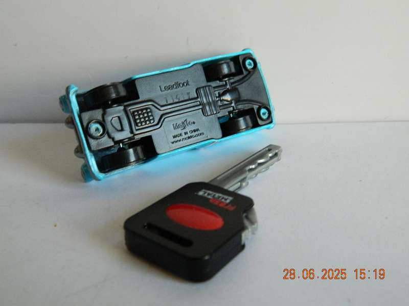 MAISTO -    -  LEADFOOT  -  BURNING KEY CARS