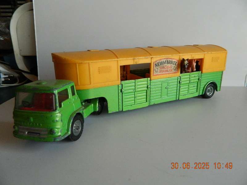 CORGI MAJOR TOYS   - 1104  -  BEDFORD ARTICULATED HORSE BOX WITH HORSES