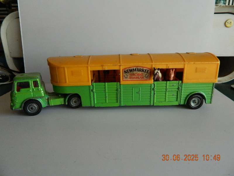 CORGI MAJOR TOYS   - 1104  -  BEDFORD ARTICULATED HORSE BOX WITH HORSES