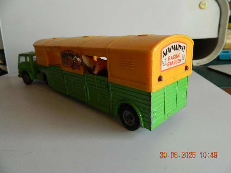 CORGI MAJOR TOYS   - 1104  -  BEDFORD ARTICULATED HORSE BOX WITH HORSES