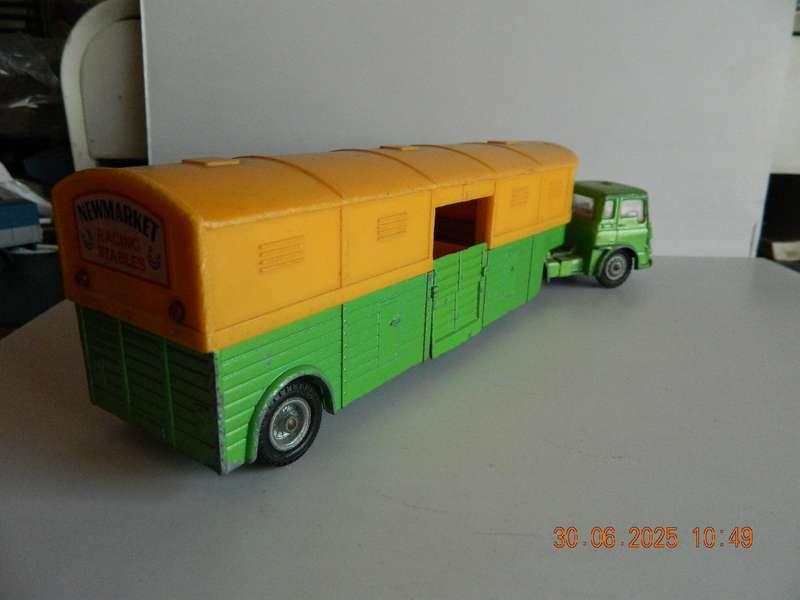 CORGI MAJOR TOYS   - 1104  -  BEDFORD ARTICULATED HORSE BOX WITH HORSES