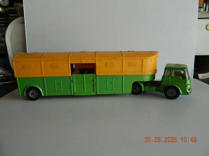 CORGI MAJOR TOYS   - 1104  -  BEDFORD ARTICULATED HORSE BOX WITH HORSES