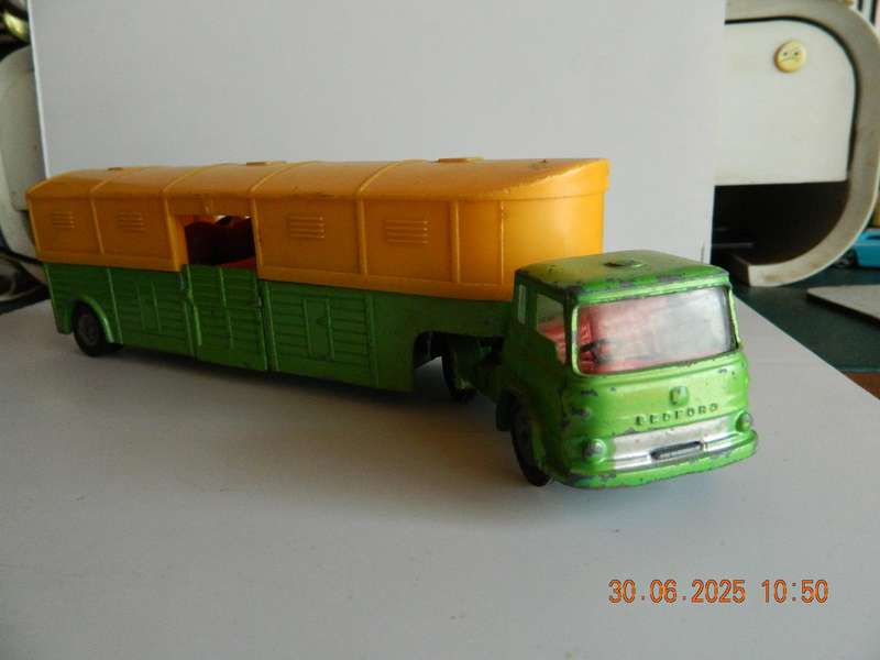 CORGI MAJOR TOYS   - 1104  -  BEDFORD ARTICULATED HORSE BOX WITH HORSES