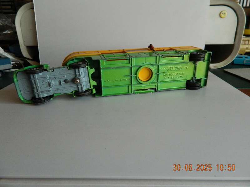 CORGI MAJOR TOYS   - 1104  -  BEDFORD ARTICULATED HORSE BOX WITH HORSES