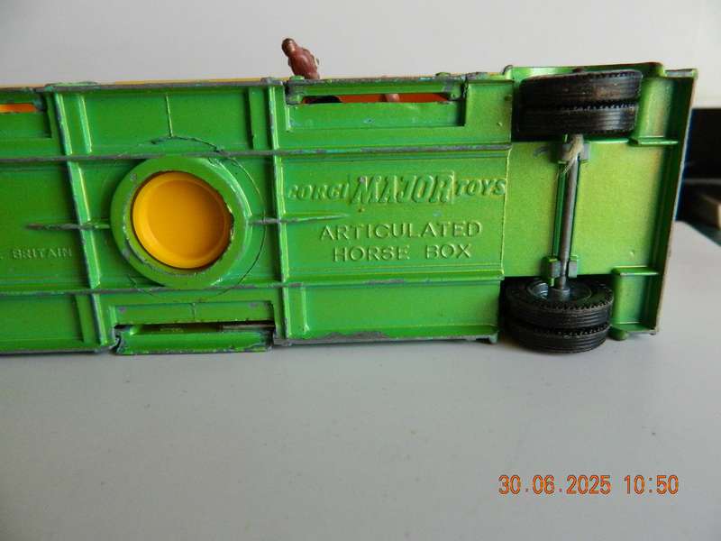 CORGI MAJOR TOYS   - 1104  -  BEDFORD ARTICULATED HORSE BOX WITH HORSES