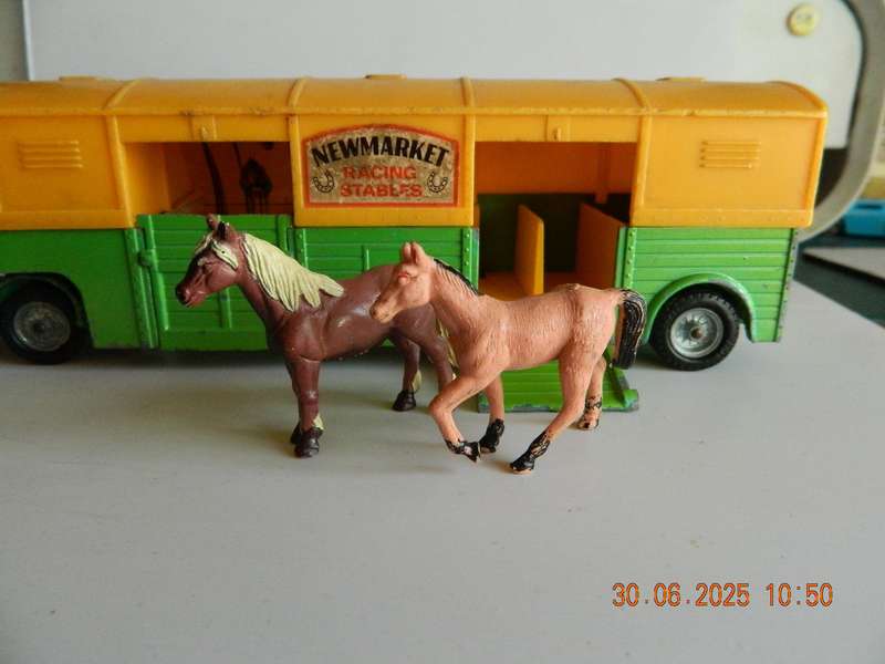 CORGI MAJOR TOYS   - 1104  -  BEDFORD ARTICULATED HORSE BOX WITH HORSES