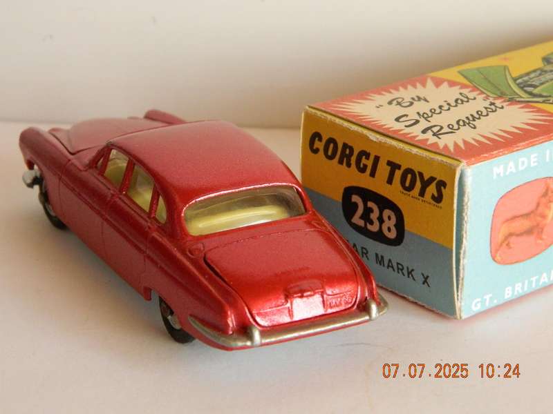 CORGI TOYS -   238  -  JAGUAR MARK.  X  SALOON