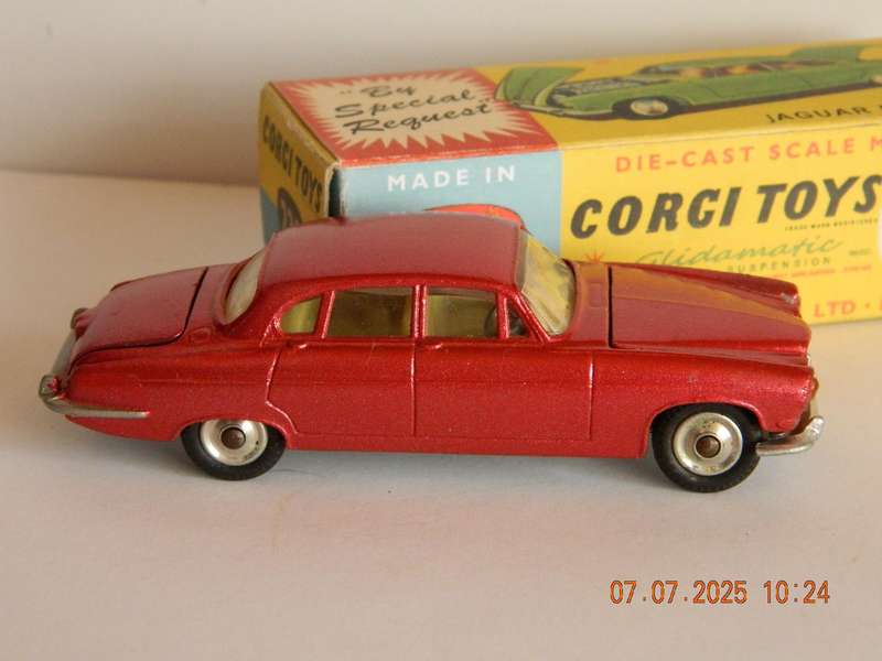 CORGI TOYS -   238  -  JAGUAR MARK.  X  SALOON