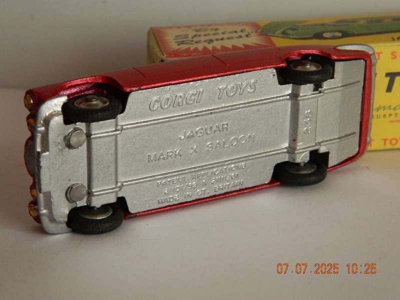 CORGI TOYS -   238  -  JAGUAR MARK.  X  SALOON