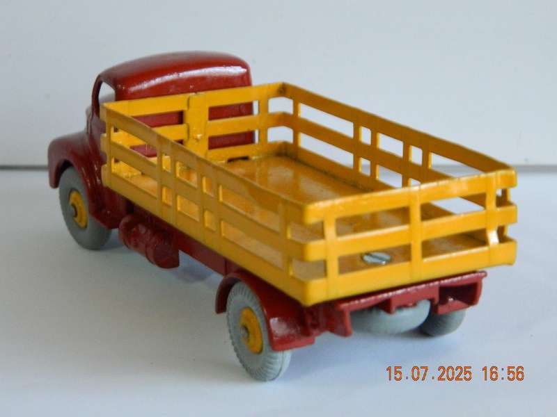 DINKY SUPER TOYS  -  531  -   LEYLAND COMET LORRY WITH STAKE BODY