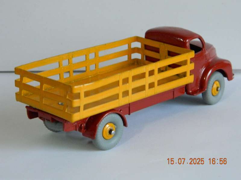 DINKY SUPER TOYS  -  531  -   LEYLAND COMET LORRY WITH STAKE BODY