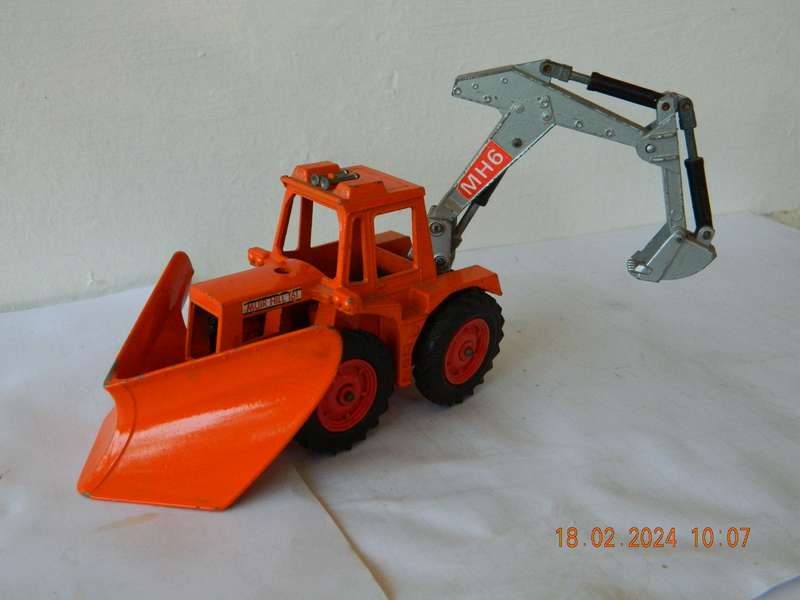MATCHBOX  SUPER KINGS -   K-5  -   MUIR-HILL TRACTOR