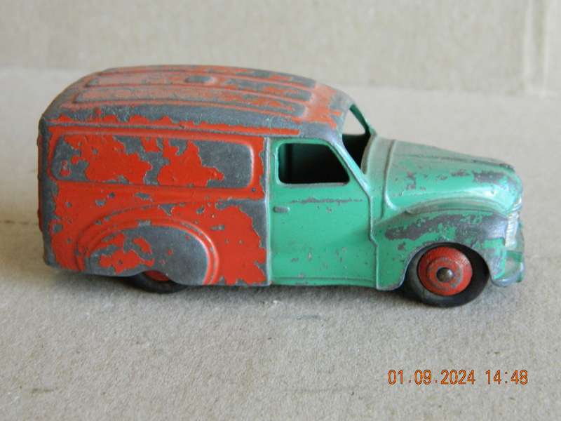 DINKY TOYS  -  470  -  AUSTIN A40 VAN - "SHELL-BP"
