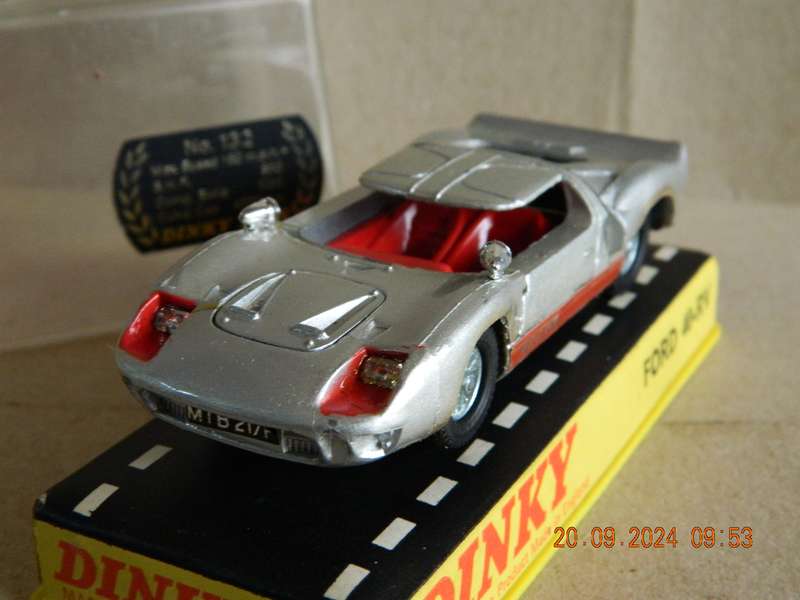 DINKY TOYS  -  132  -  FORD 40-RV