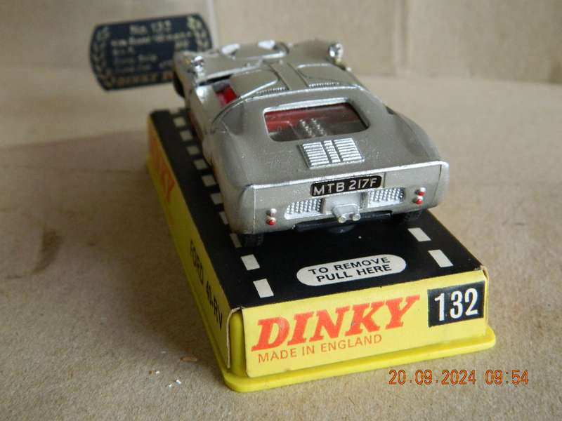 DINKY TOYS  -  132  -  FORD 40-RV