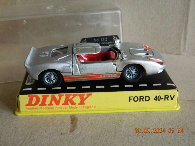 DINKY TOYS  -  132  -  FORD 40-RV