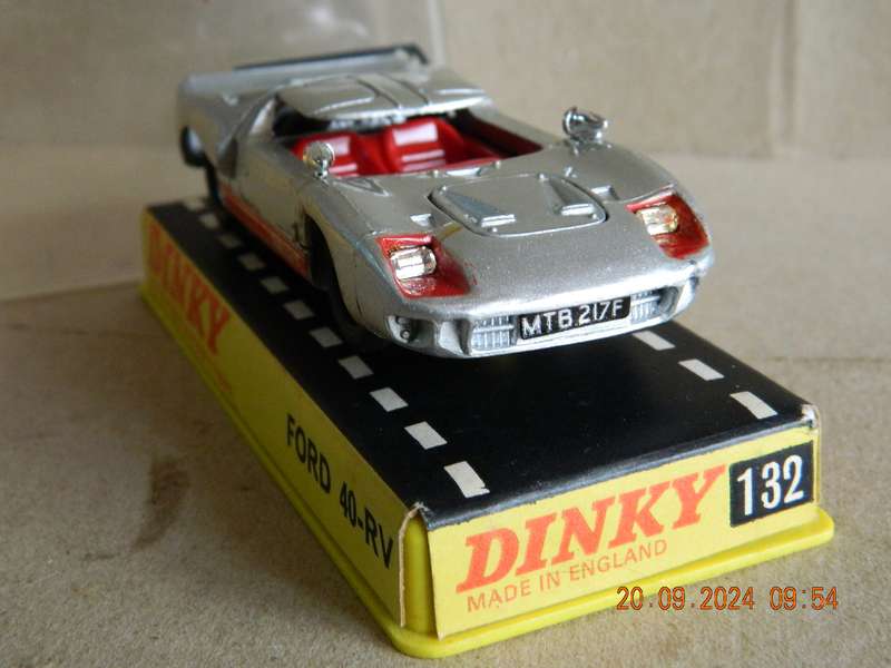 DINKY TOYS  -  132  -  FORD 40-RV