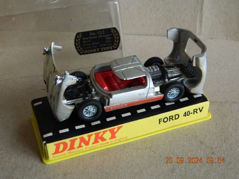 DINKY TOYS  -  132  -  FORD 40-RV