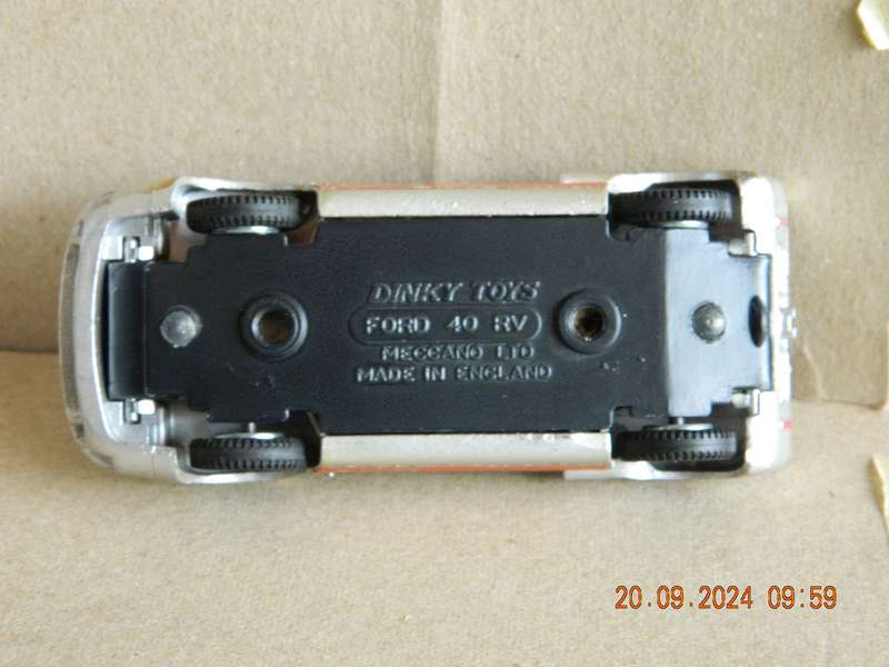 DINKY TOYS  -  132  -  FORD 40-RV