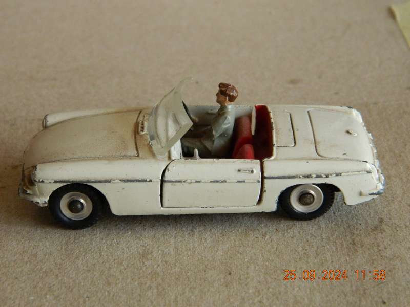 DINKY TOYS  -  113  -  M.G.B. SPORTS CAR
