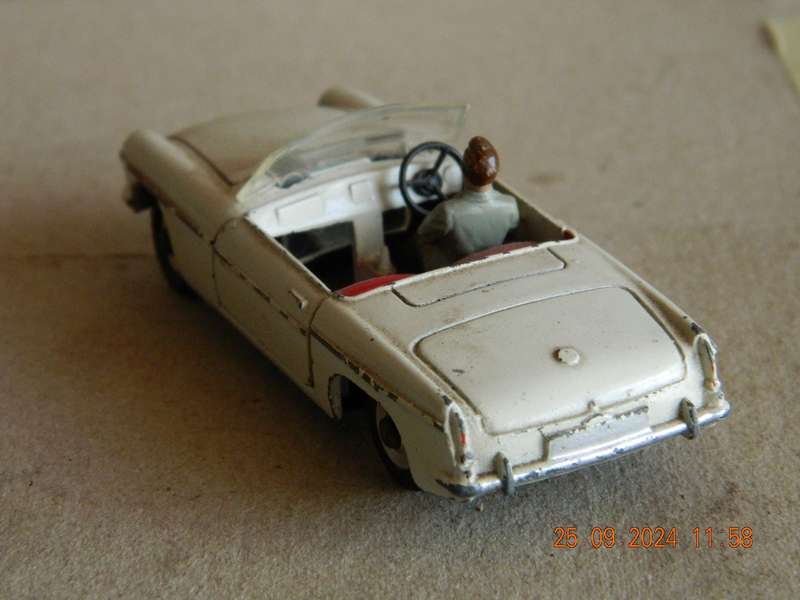 DINKY TOYS  -  113  -  M.G.B. SPORTS CAR