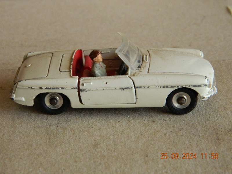 DINKY TOYS  -  113  -  M.G.B. SPORTS CAR