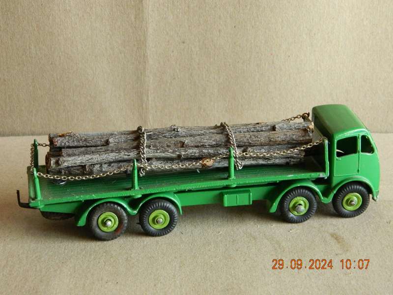 DINKY SUPERTOYS  -  905  -  FODEN FLAT BED TRUCK WITH CHAINS AND LOAD