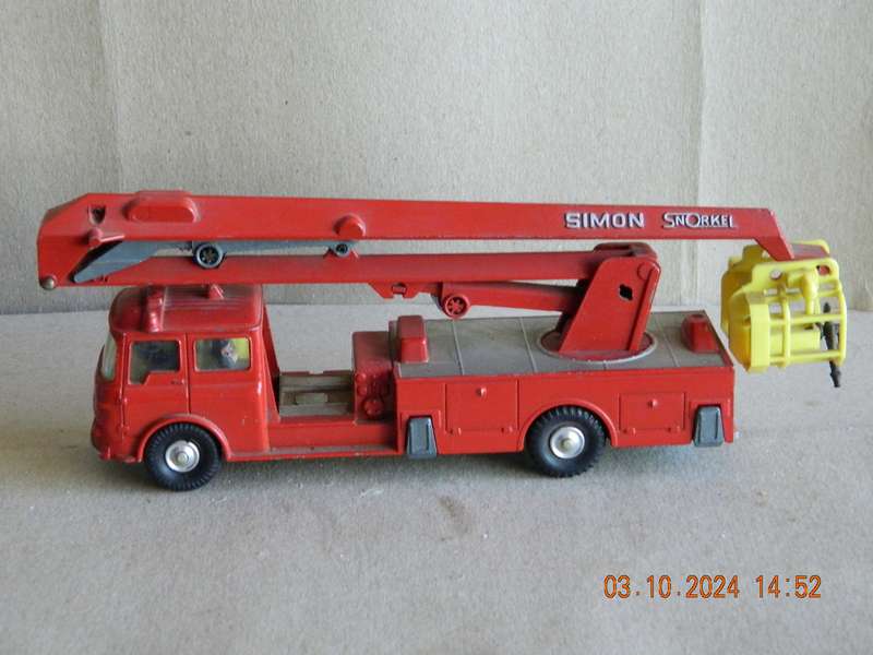 CORGI TOYS  -  1127  -  BEDFORD FIRE ENGINE 'SIMON SNORKEL'