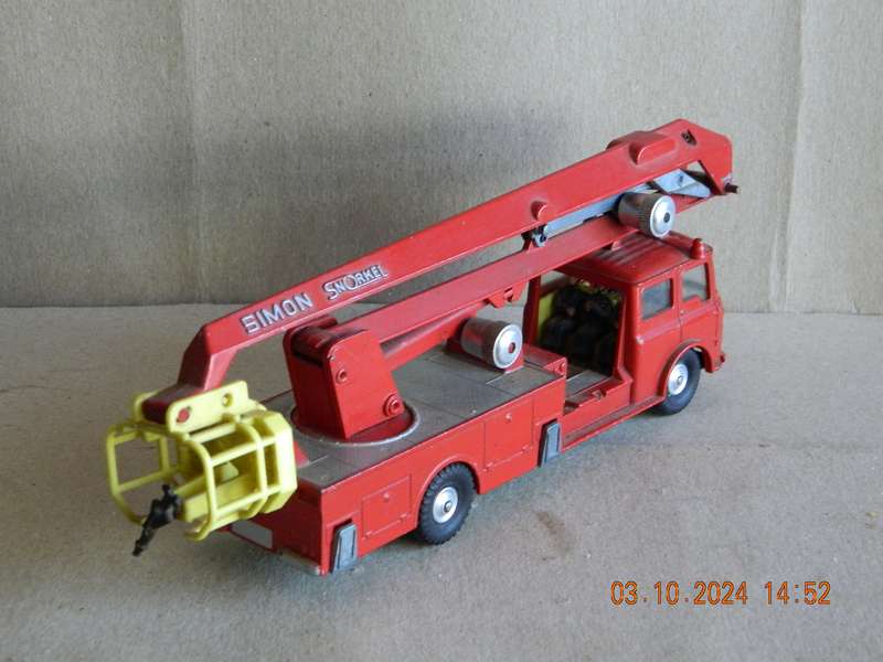 CORGI TOYS  -  1127  -  BEDFORD FIRE ENGINE 'SIMON SNORKEL'
