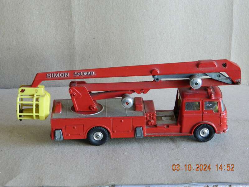 CORGI TOYS  -  1127  -  BEDFORD FIRE ENGINE 'SIMON SNORKEL'