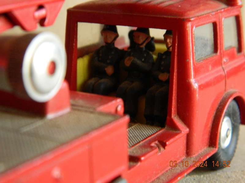 CORGI TOYS  -  1127  -  BEDFORD FIRE ENGINE 'SIMON SNORKEL'