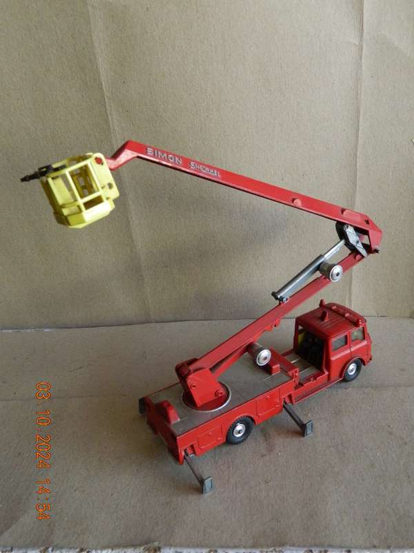 CORGI TOYS  -  1127  -  BEDFORD FIRE ENGINE 'SIMON SNORKEL'