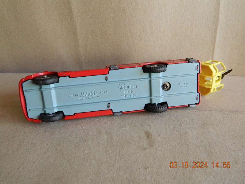 CORGI TOYS  -  1127  -  BEDFORD FIRE ENGINE 'SIMON SNORKEL'
