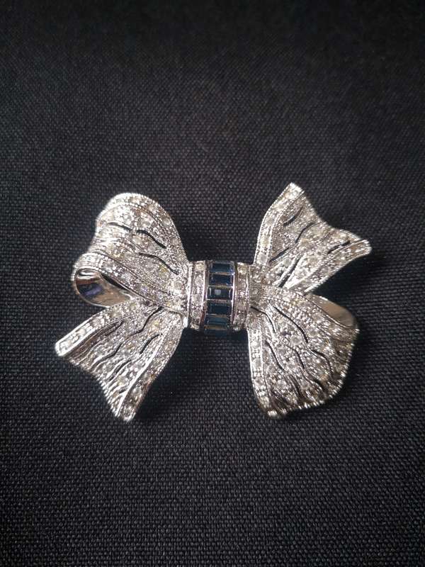 Bow Brooch with blue and clear stones [New]