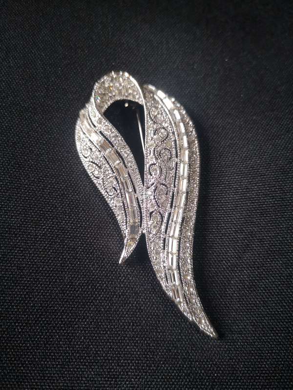 Feather Brooch with stones [New]