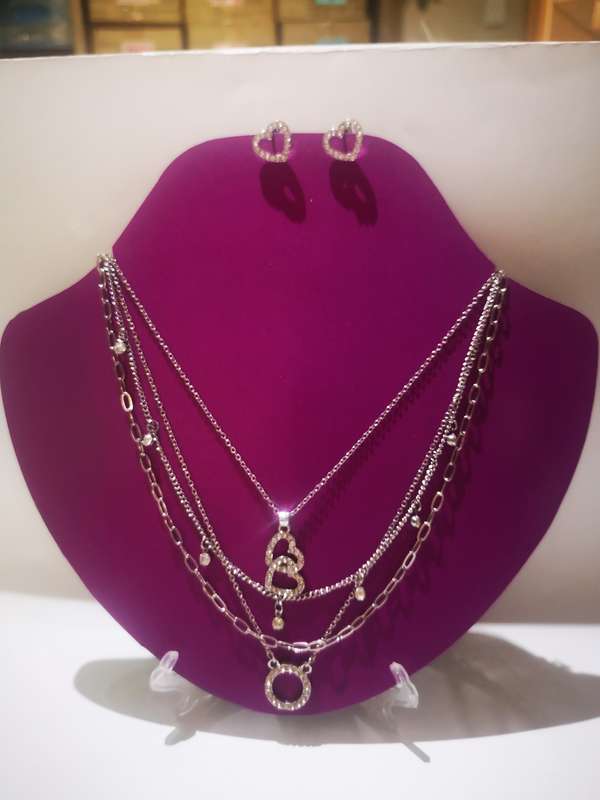 Multi-layered necklase with heart and round detail + heart earrings