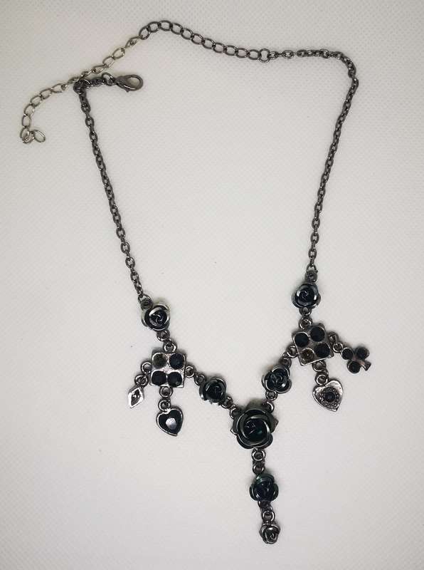 Necklace with black roses