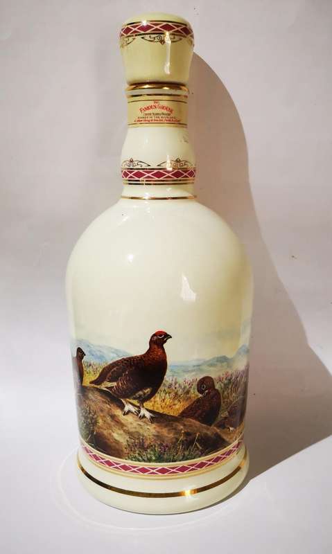 The Famous Grouse Highland Decanter genuine Wade porcelain gilded in 24 Carat Gold