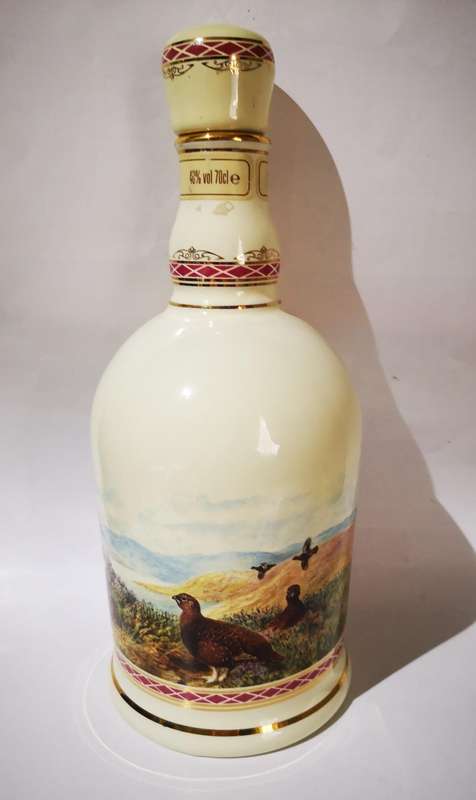 The Famous Grouse Highland Decanter genuine Wade porcelain gilded in 24 Carat Gold