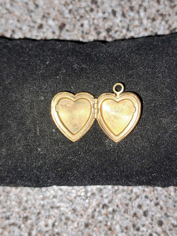 12ct gold P heart locket very cute
