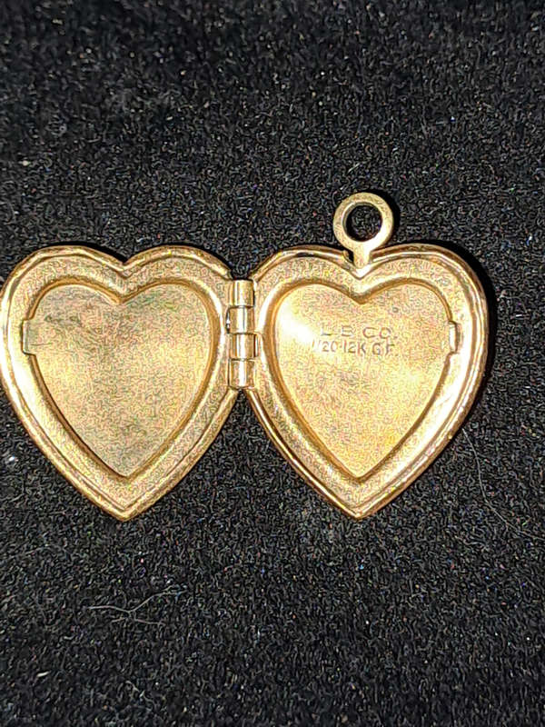 12ct gold P heart locket very cute