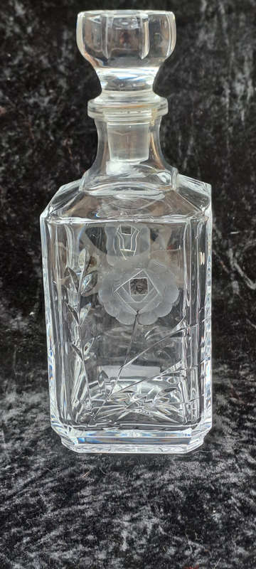 Stunning large Rose Cut crystal decanter no damage
