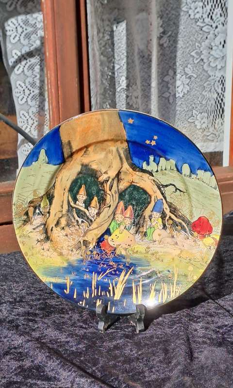 Royal Doulton Gnomes display plate 26cm diam no damage