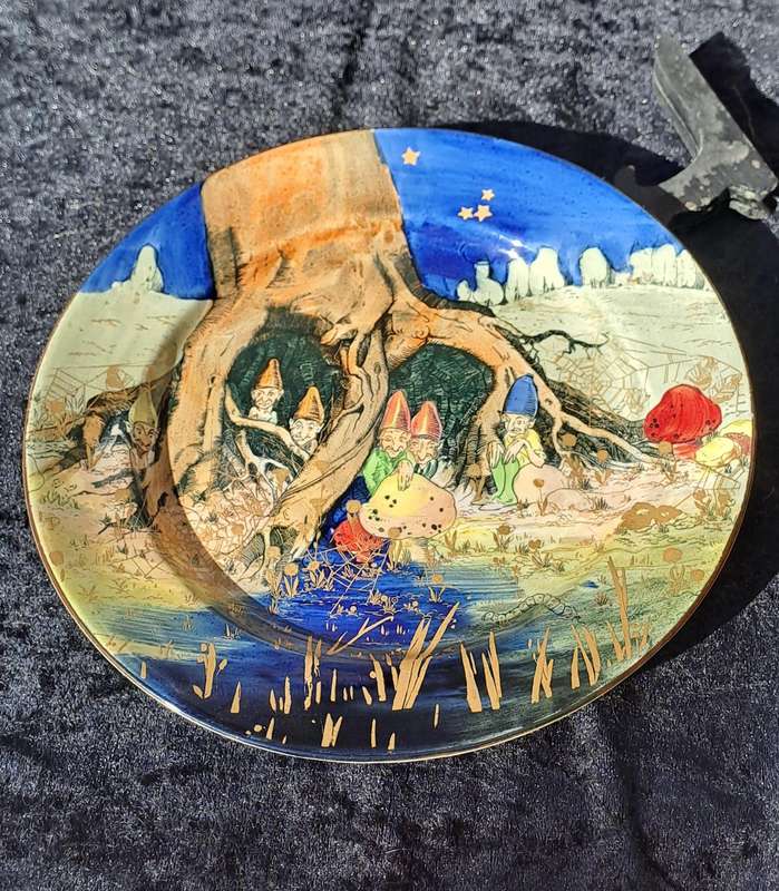 Royal Doulton Gnomes display plate 26cm diam no damage