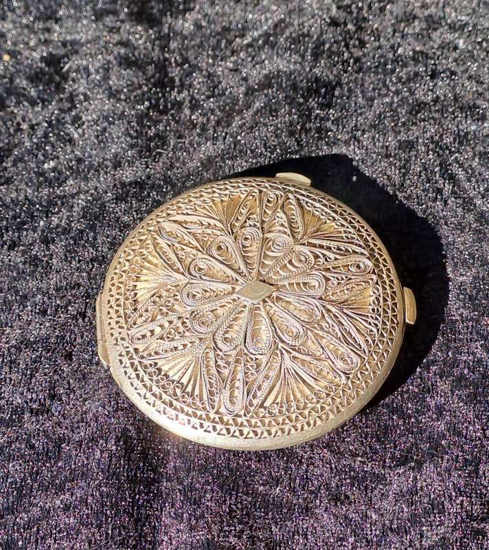 Vintage filigree silver exquisite powder compact clean no damage