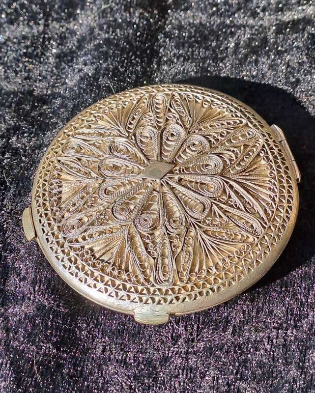 Vintage filigree silver exquisite powder compact clean no damage