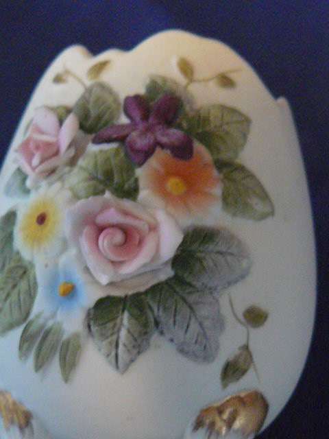 CERAMIC VASE WITH FEET AND FLOWERS - AND A BOWL